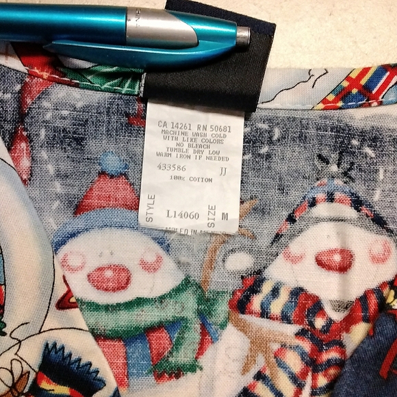 Barco Uniforms Scrubs Top Sz Medium Snowman Theme - Picture 4 of 6